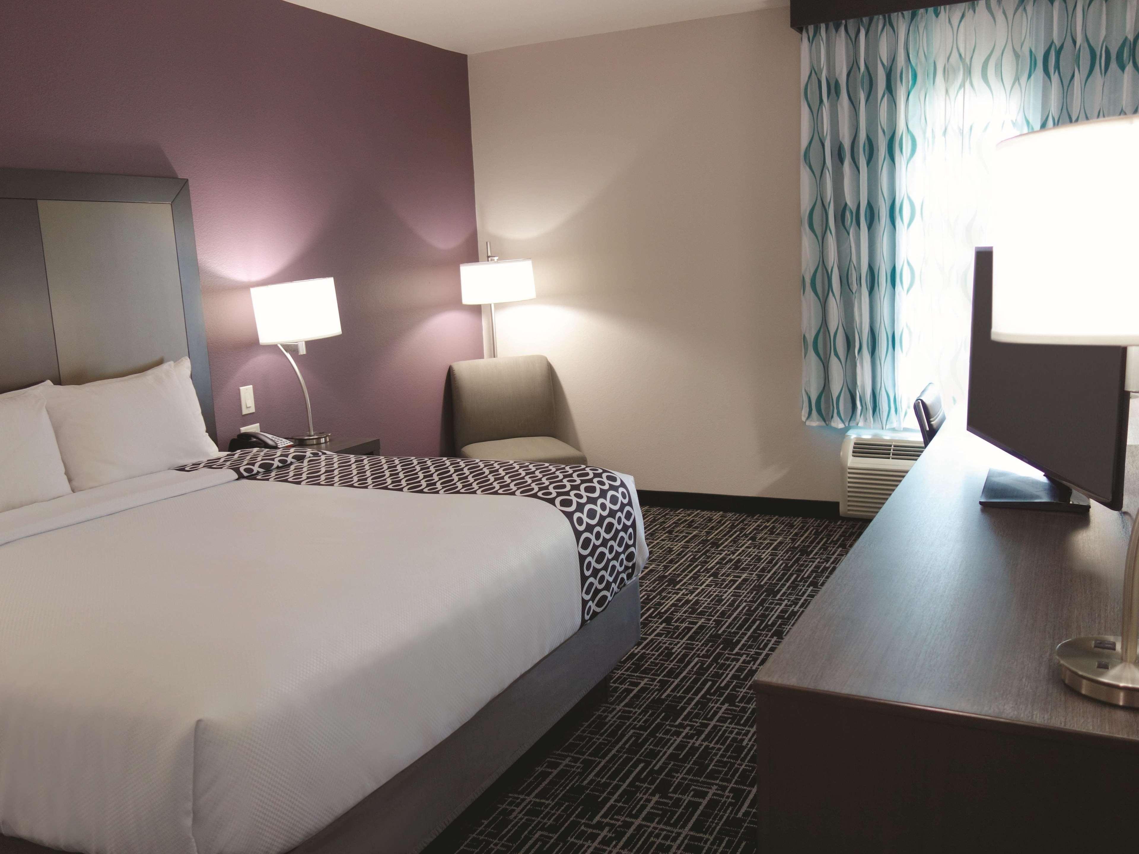 La Quinta By Wyndham Pampa Hotel Bagian luar foto