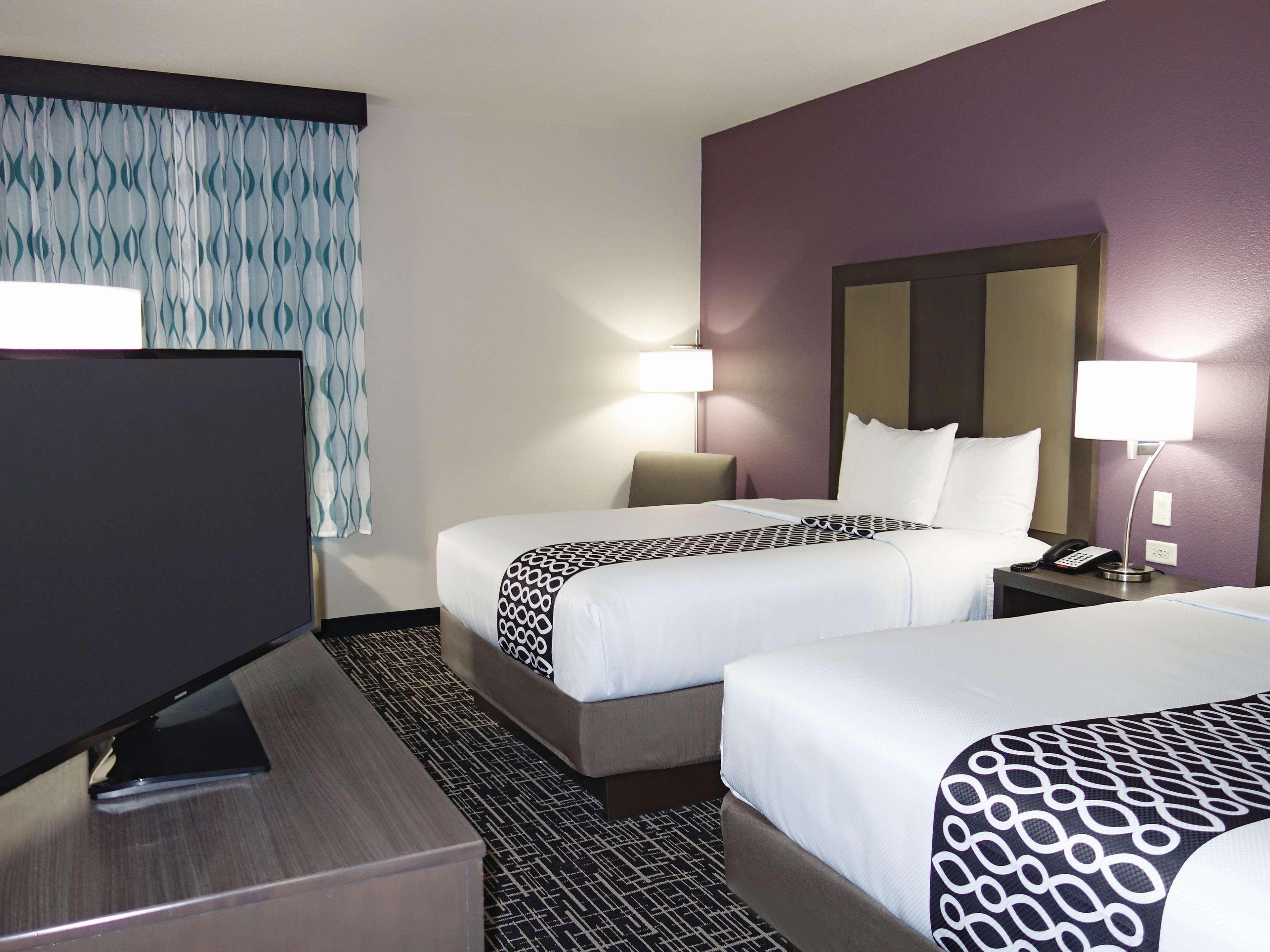 La Quinta By Wyndham Pampa Hotel Bagian luar foto