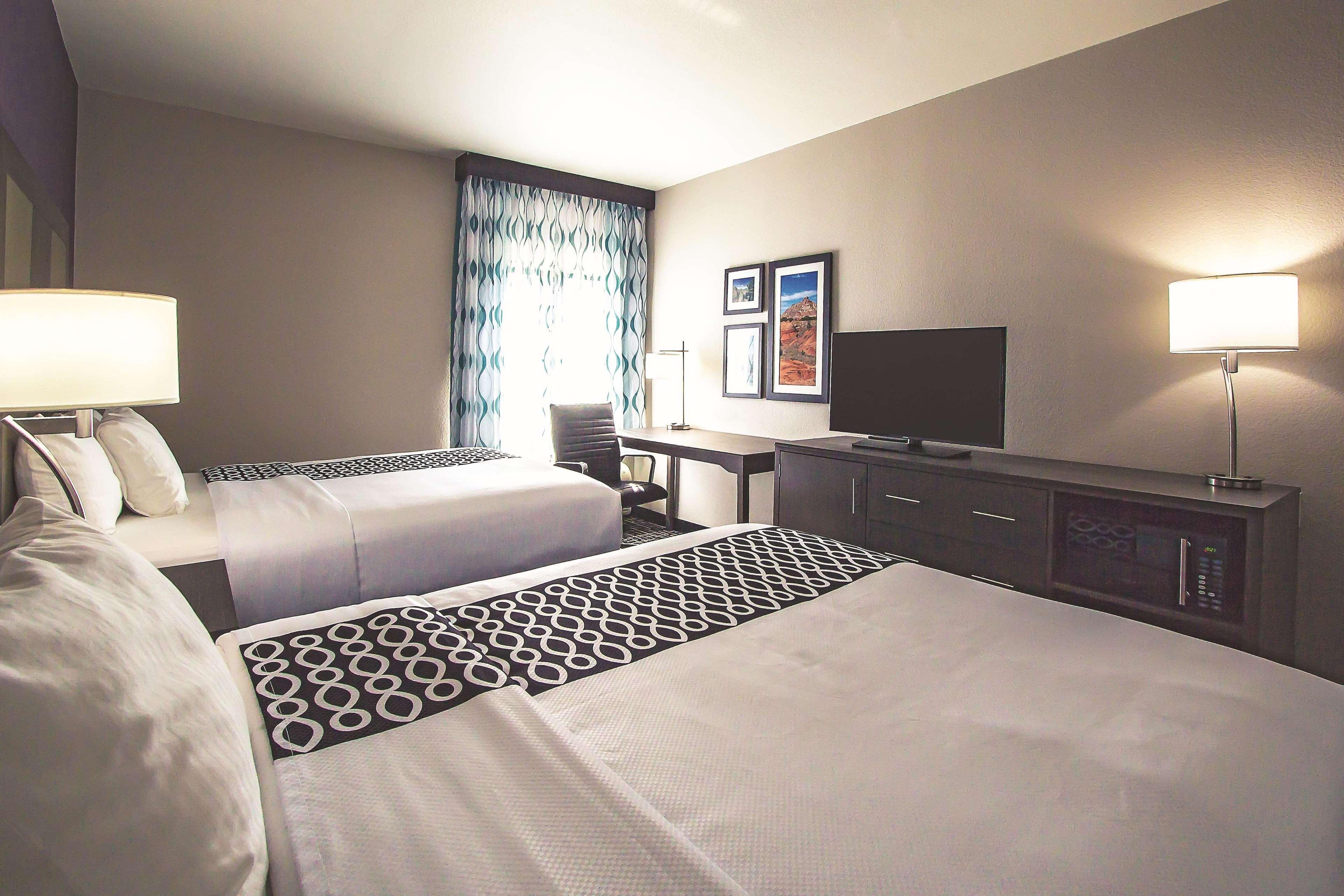 La Quinta By Wyndham Pampa Hotel Bagian luar foto