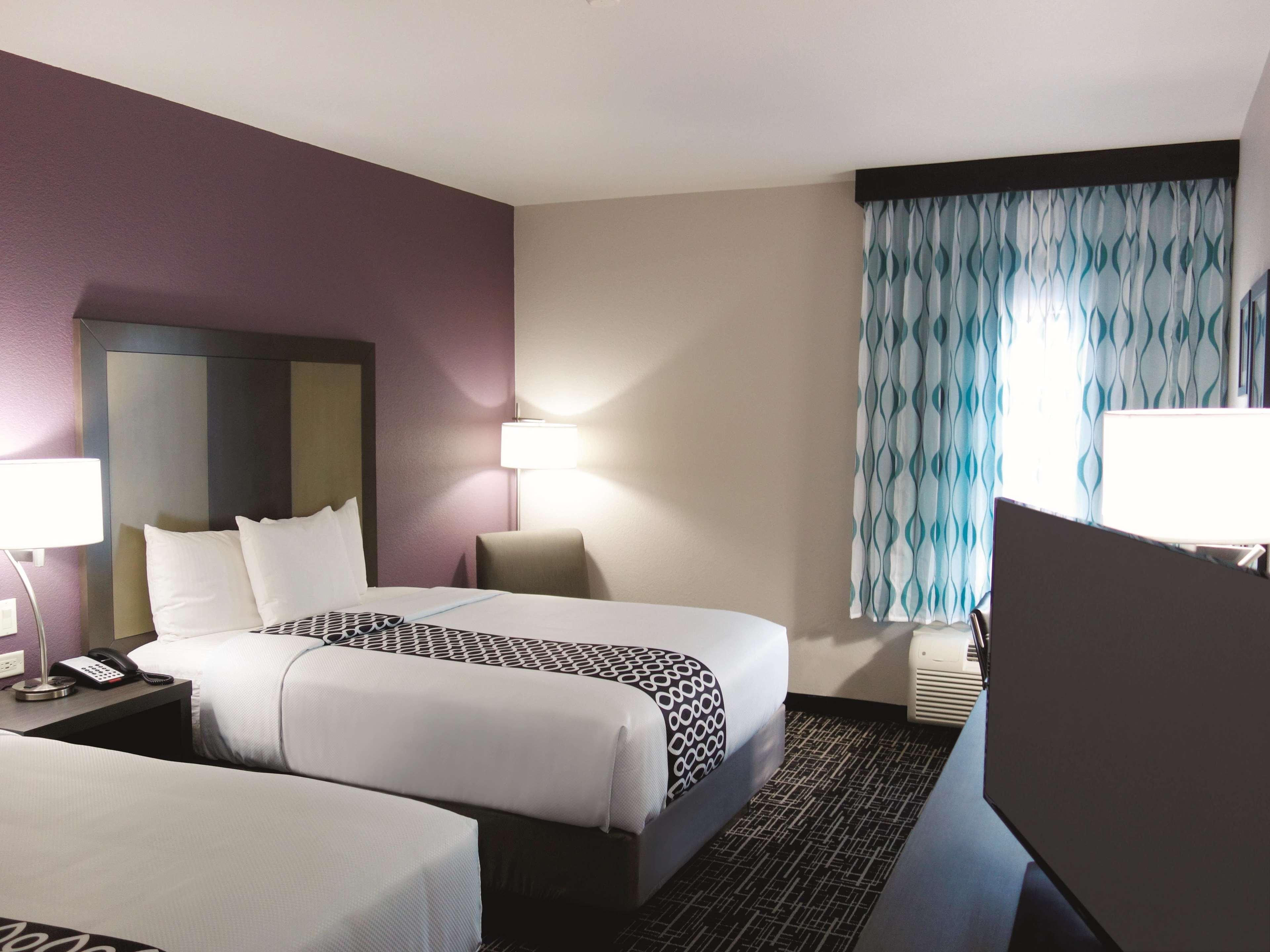 La Quinta By Wyndham Pampa Hotel Bagian luar foto