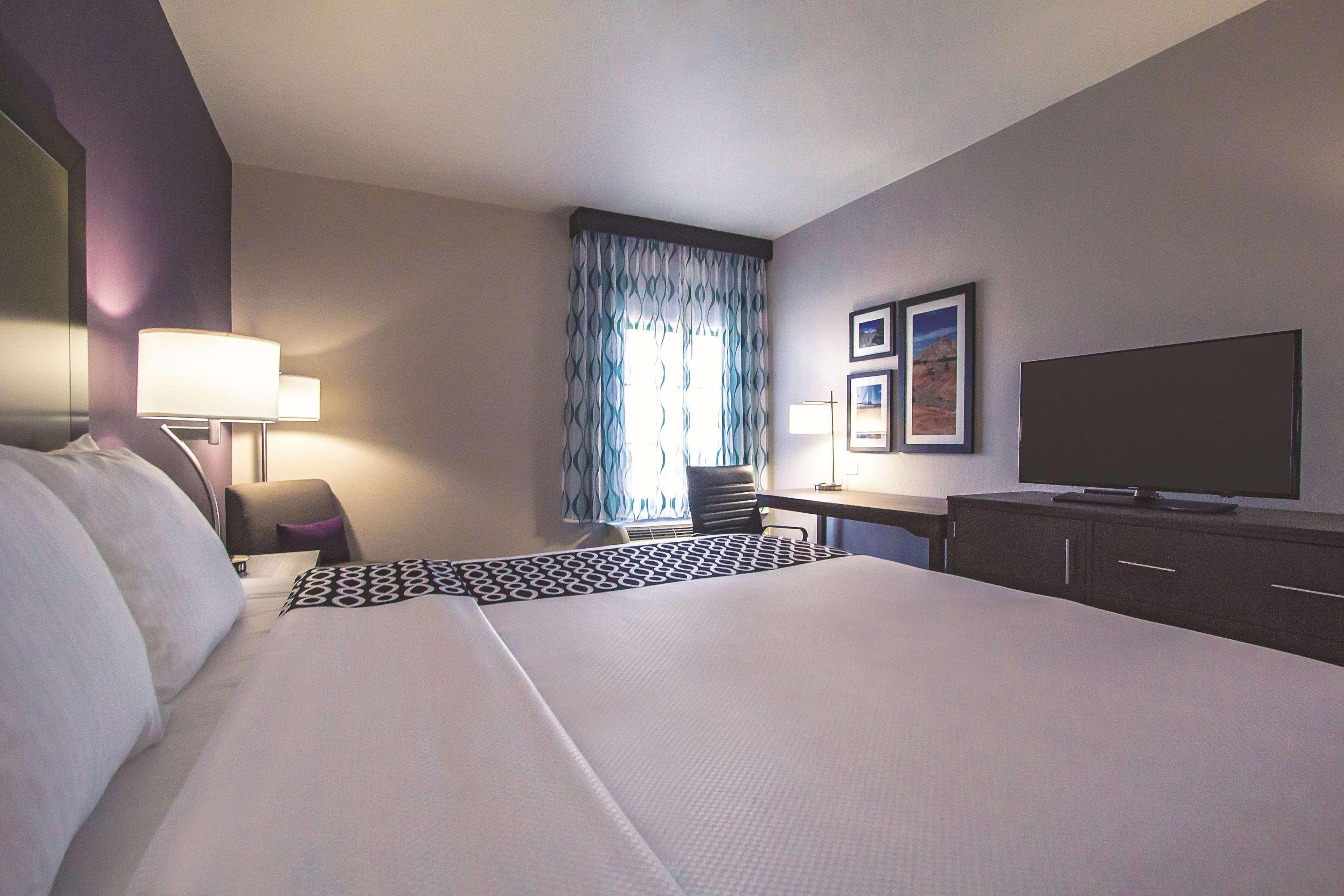 La Quinta By Wyndham Pampa Hotel Bagian luar foto
