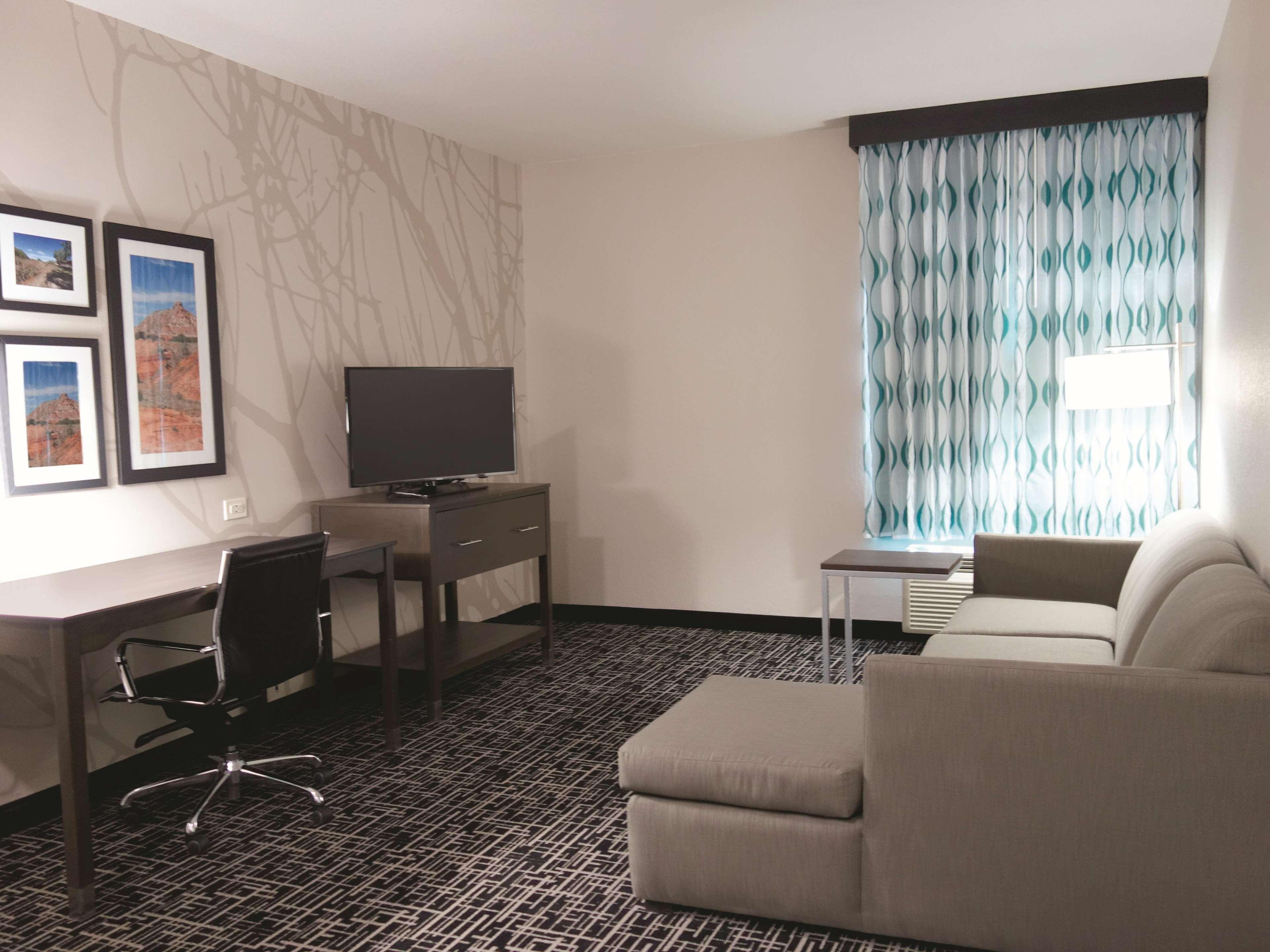 La Quinta By Wyndham Pampa Hotel Bagian luar foto