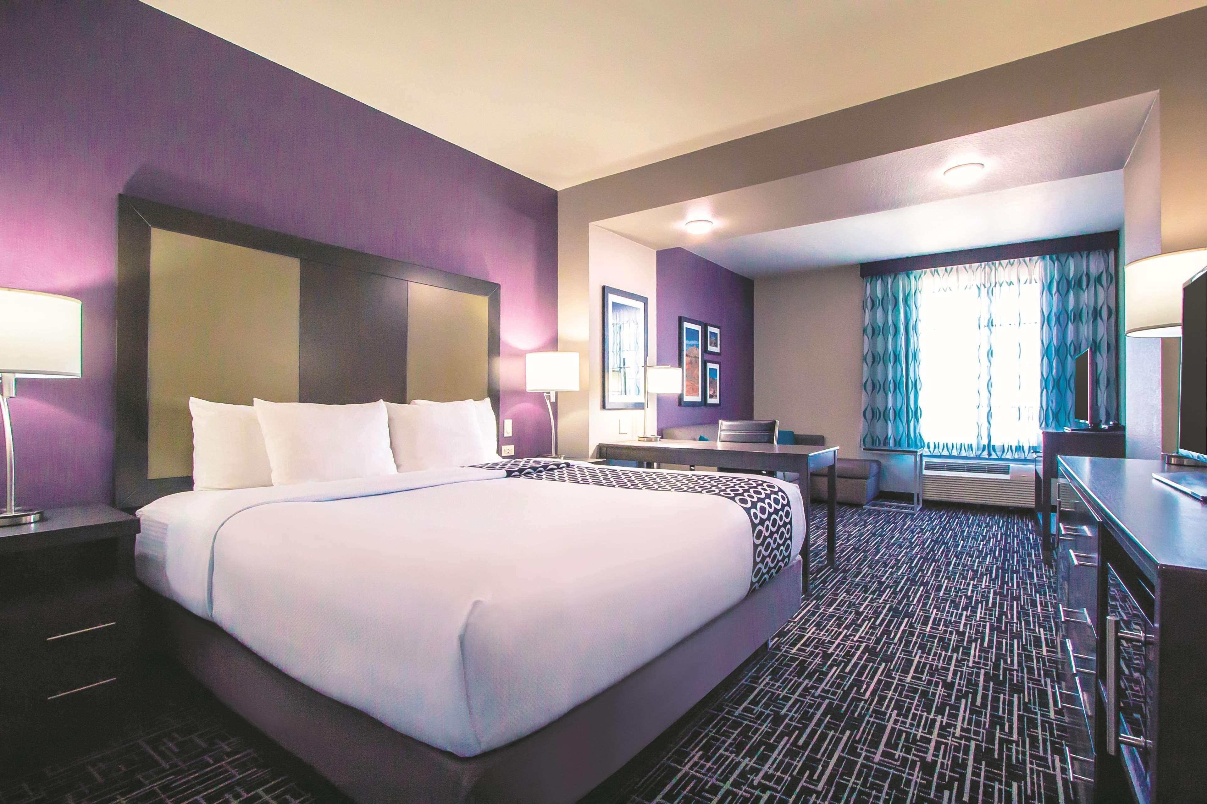 La Quinta By Wyndham Pampa Hotel Bagian luar foto