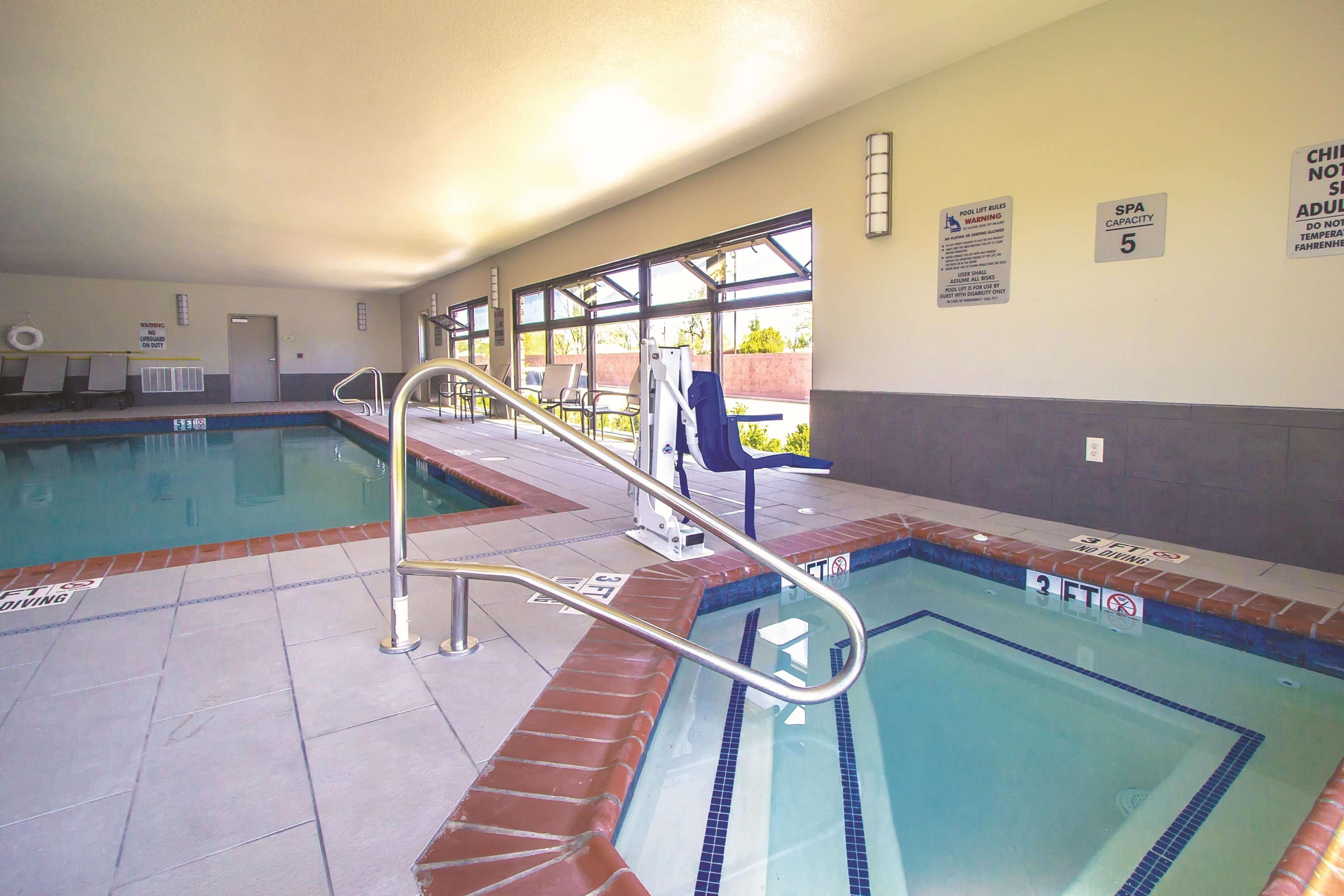 La Quinta By Wyndham Pampa Hotel Bagian luar foto