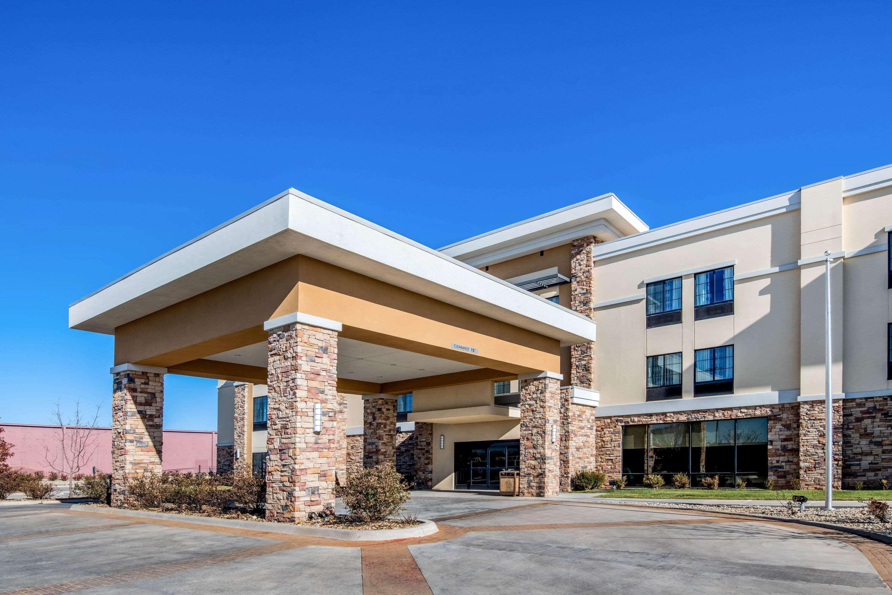 La Quinta By Wyndham Pampa Hotel Bagian luar foto