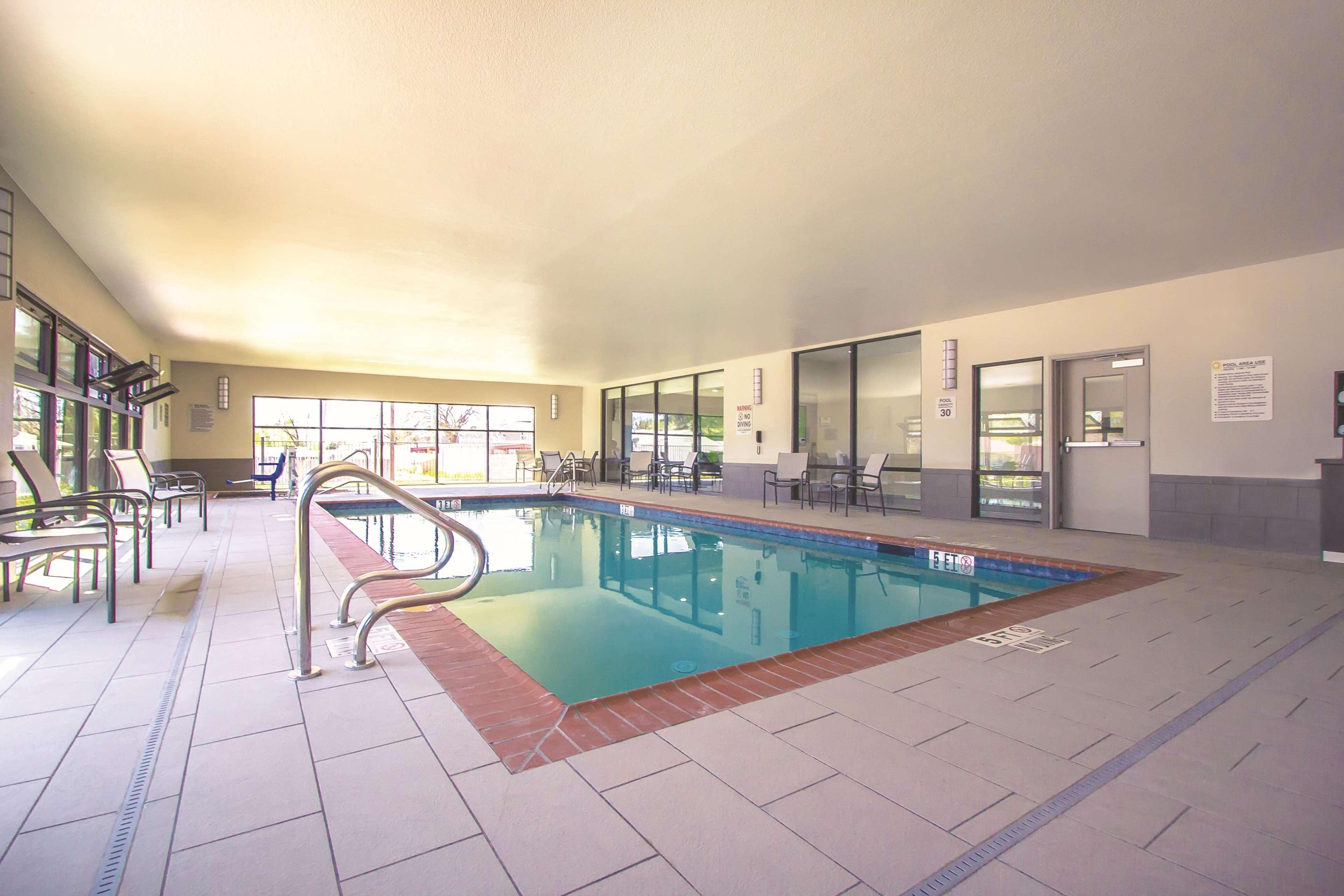 La Quinta By Wyndham Pampa Hotel Bagian luar foto