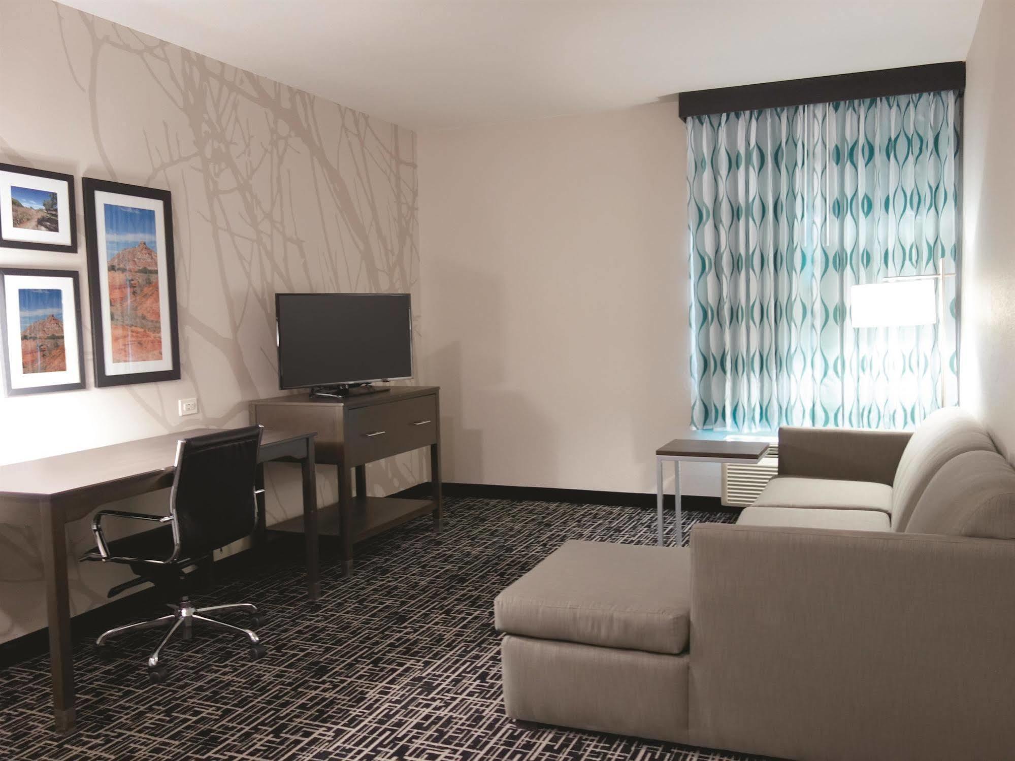 La Quinta By Wyndham Pampa Hotel Bagian luar foto