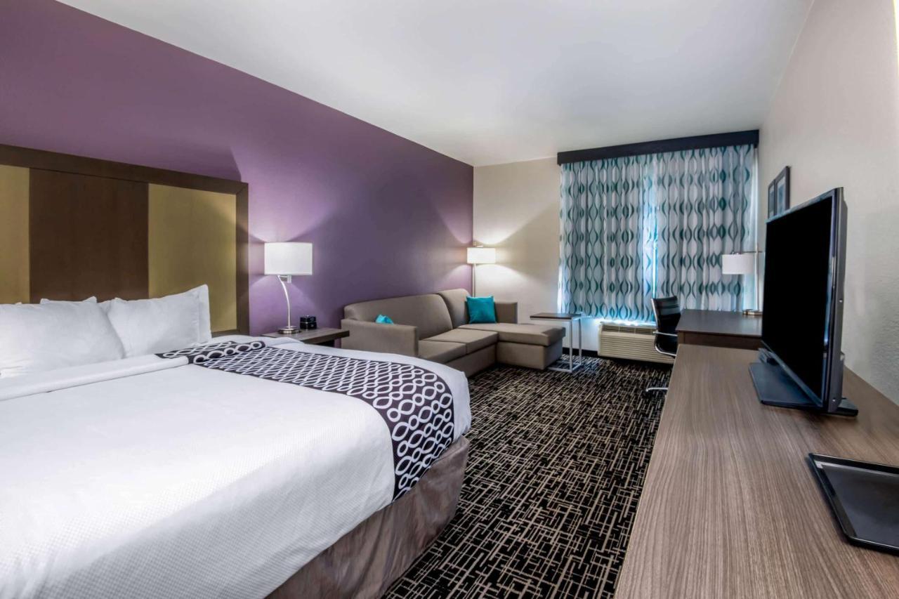 La Quinta By Wyndham Pampa Hotel Bagian luar foto
